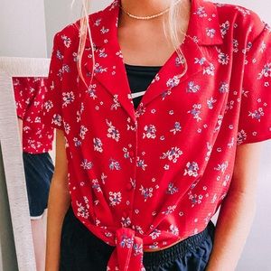 fun floral button-down blouse⭐️🌺
